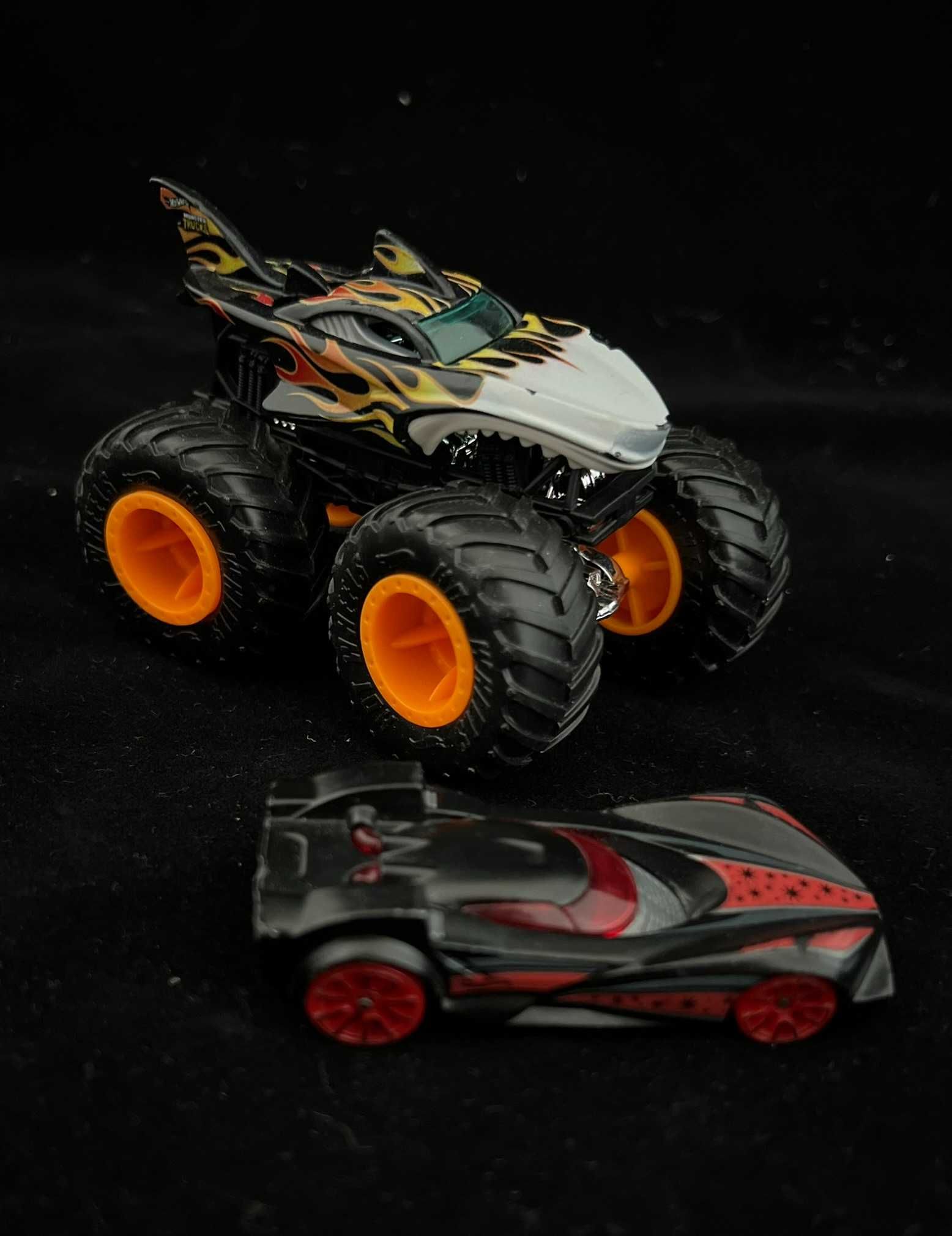 Hot Wheels  Monster Truck Pętla XL, 1 Truck z Autkiem