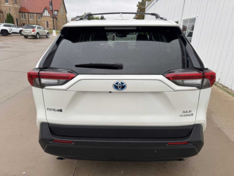 Toyota RAV4 Hybrid XLE Premium      2022