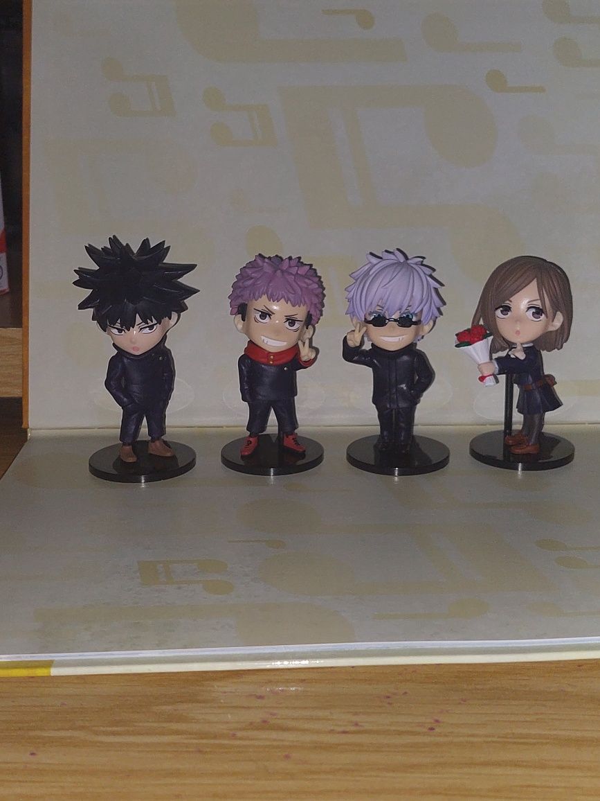 Vários figuras anime
