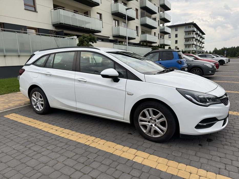 Wynajem auta bez BIK i KRD – Opel Astra Kombi Automat Diesel 120 KM