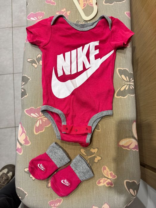 68-80 Nike bodziak i skarpetki dla niemowlaka różowe
