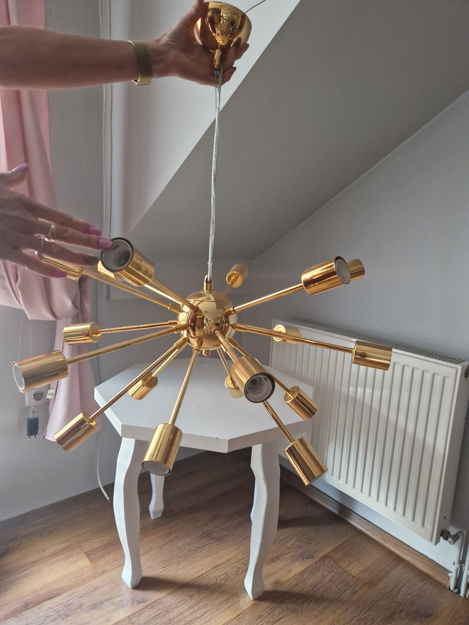 Złota lampa salonowa