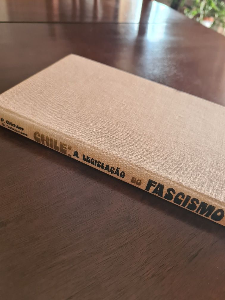 Livro "Chile: A Legislação do Fascismo" (URSS:1980)