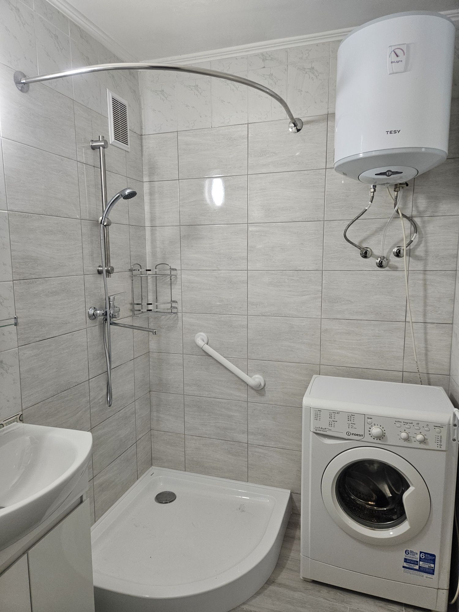 Продам  НОВЫЙ душевой поддон 90×90  RAVAK с сифоном