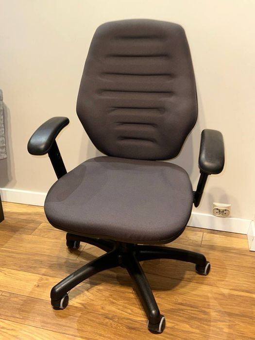 Fotel biurowy w idealnym stanie – cichy, wygodny, bez uszkodzeń