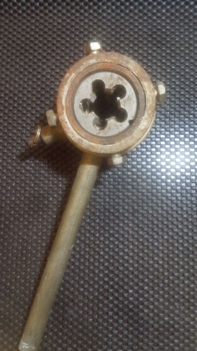 Продам різьбонарізний клупп з трищіткою