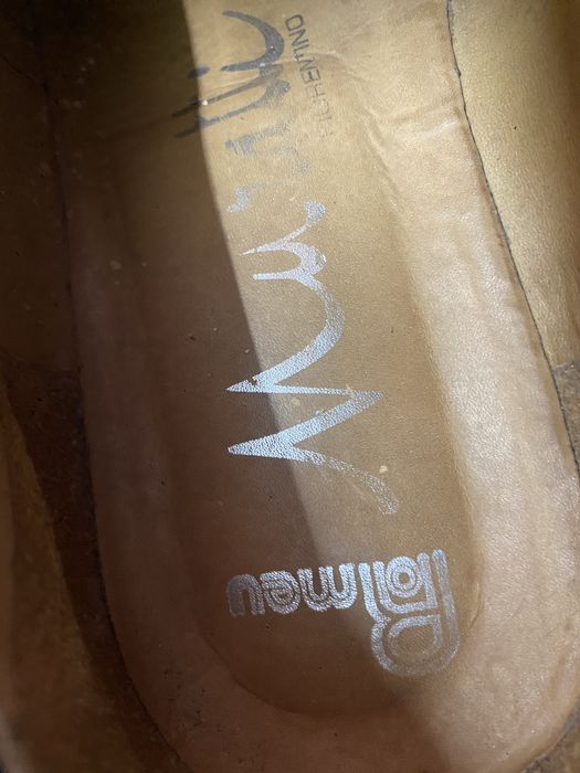 Par de mocassins de camurça pretos com fivelas de metal