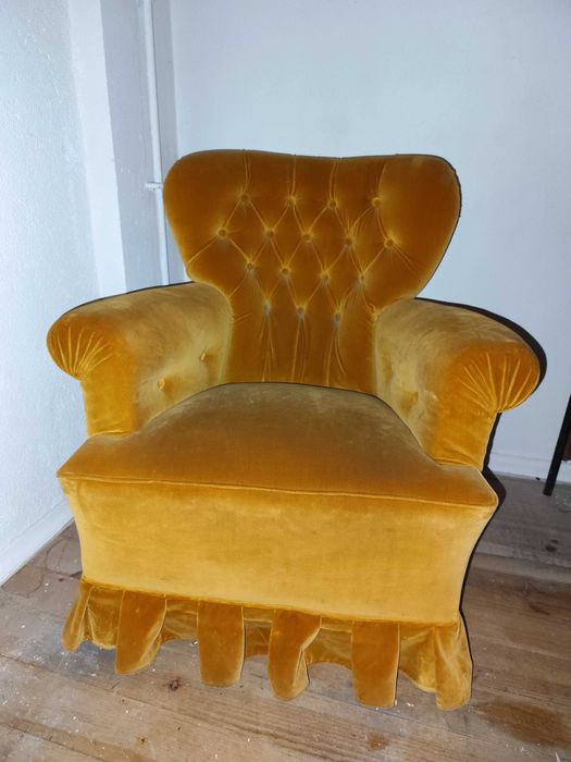 Cadeirão amarelo torrado