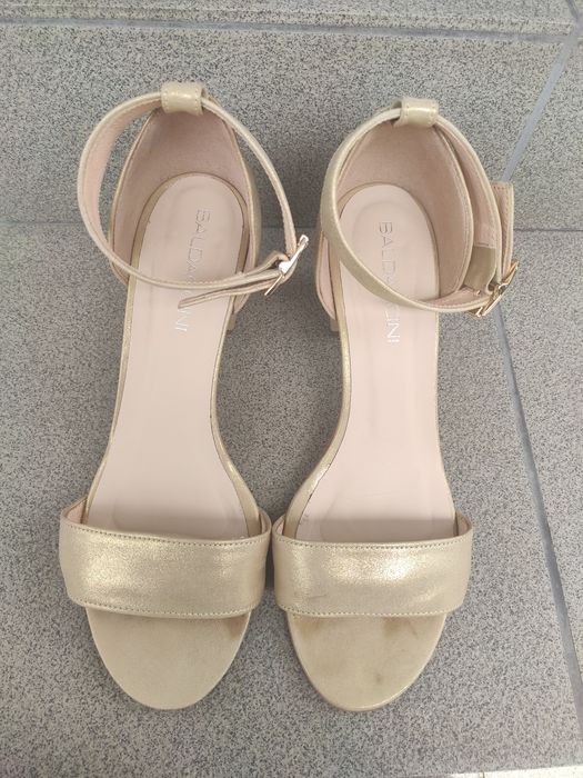 Złote skórzane sandałki na słupku Baldaccini 38