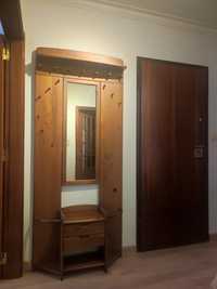 Móvel de entrada em madeira cerne com cabides e espelho