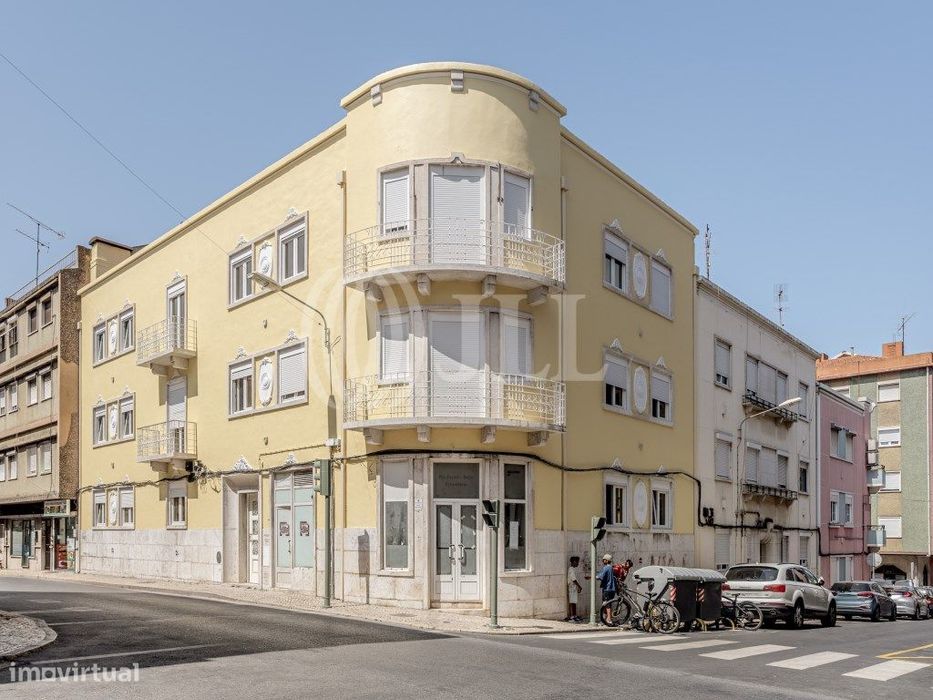 Prédio totalmente reabilitado, no centro de Moscavide