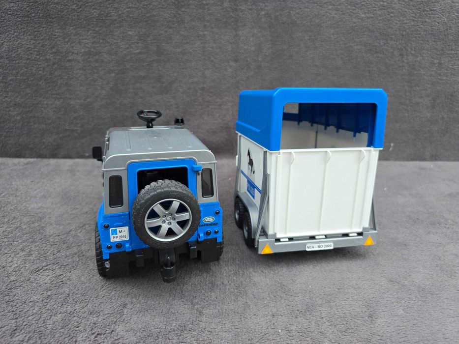 Bruder Land Rover z przyczepą