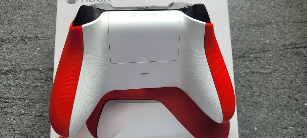 Pad xbox series Red z dryfem lewej gałki.