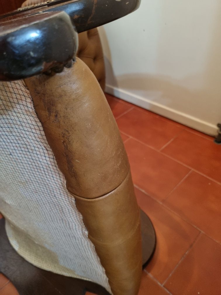 Cadeira de baloiço antiga em pele