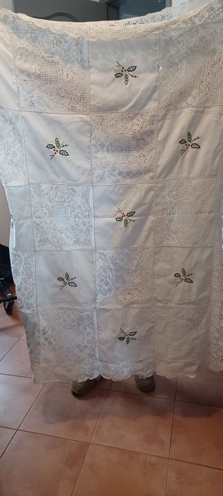 Toalha em linho, bordada com motivos de Natal, rendada à mão