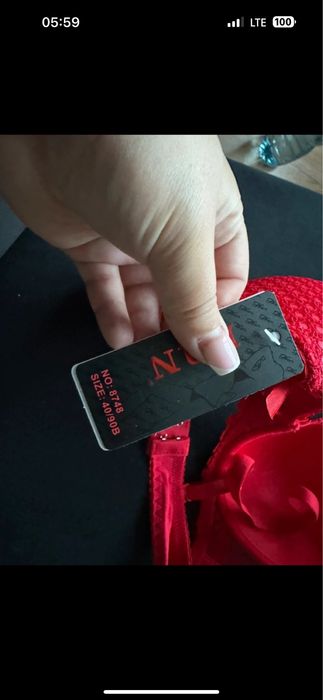 Biustonosz nowy czwrwony