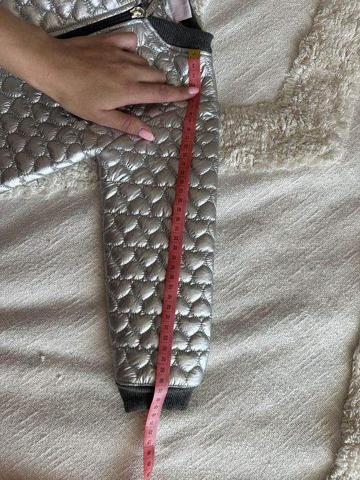 Шкіряна куртка для дівчинки.