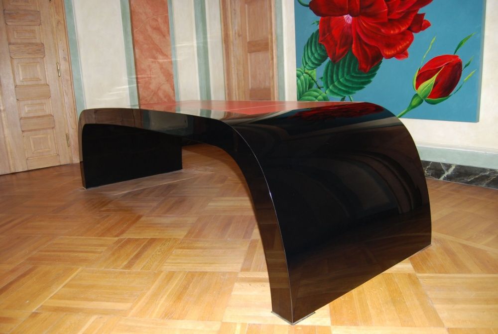 nowoczesne duże czarne biurko z blatem z czerwonej skóry