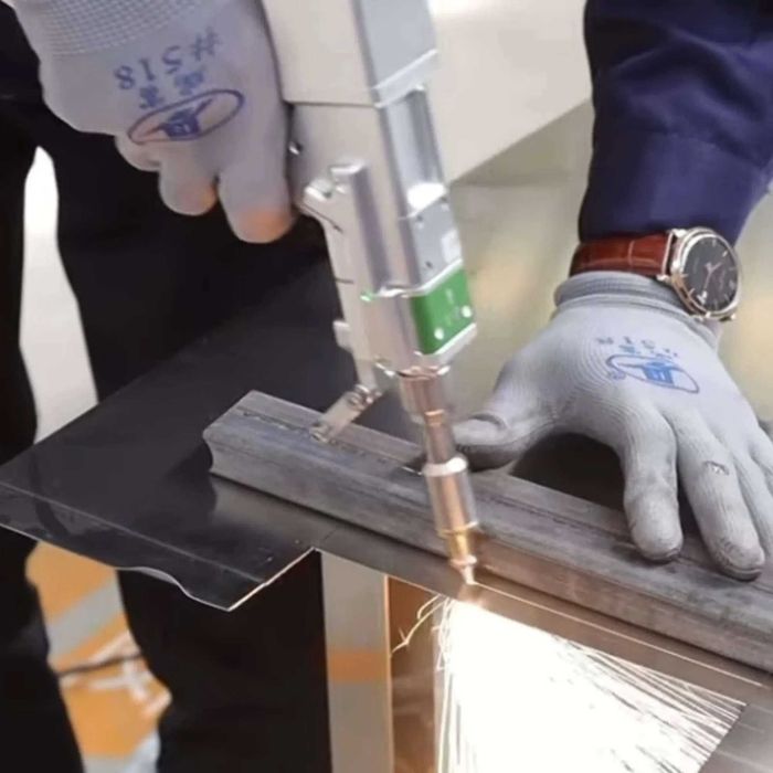 Ręczna spawarka laserowa laser fiber do spawania 2000W 5w1