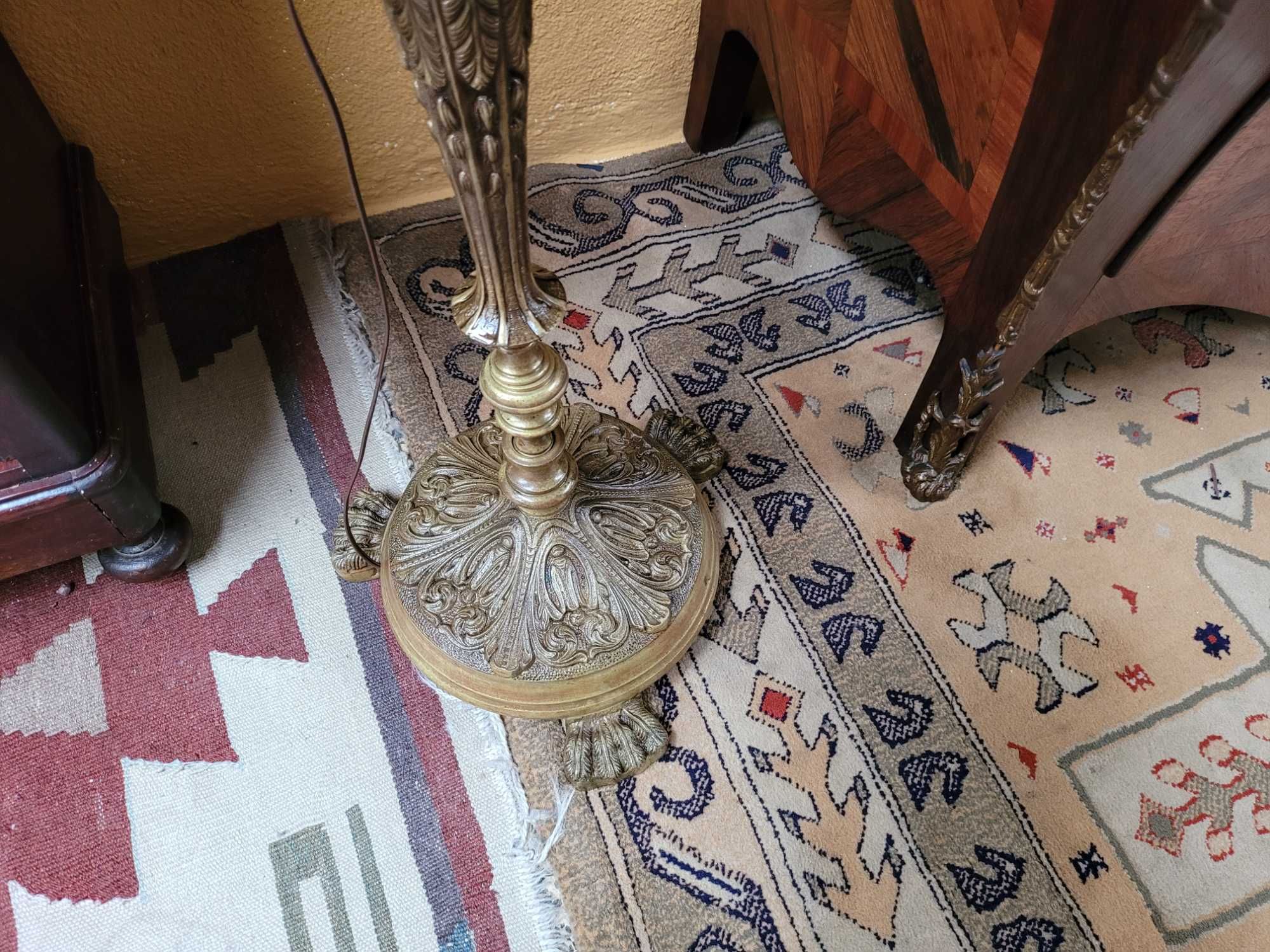 Candeeiro e pé em madeira trabalhada - Bom estado geral