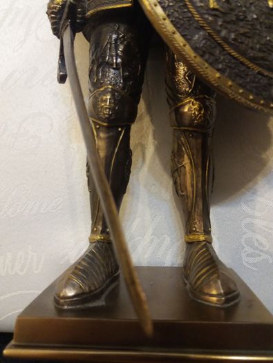 Figurka Rycerz z mieczem i tarczą w zbroi sygnatura VERONES