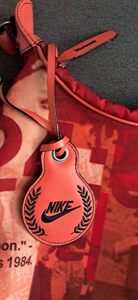 Летняя яркая сумочка  NIKE