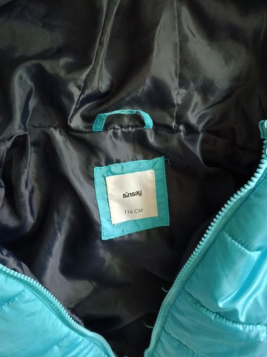 Śliczna błękitna kurtka Sinsay rozmiar 116,kolorowanki i list z nakle