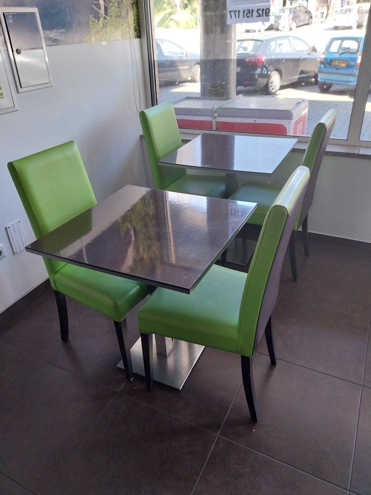 Mesa com 2 cadeiras em pele