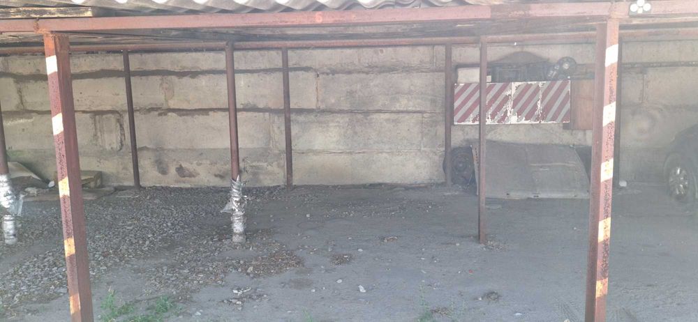 Крытое паркоместо на охраняемой стоянке по улице Ньютона