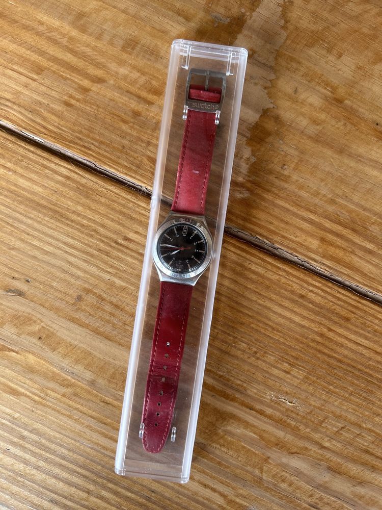 Swatch Twirl / Red Leather