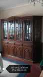Vitrine em mogno e mesa de sala de jantar com 6 cadeiras