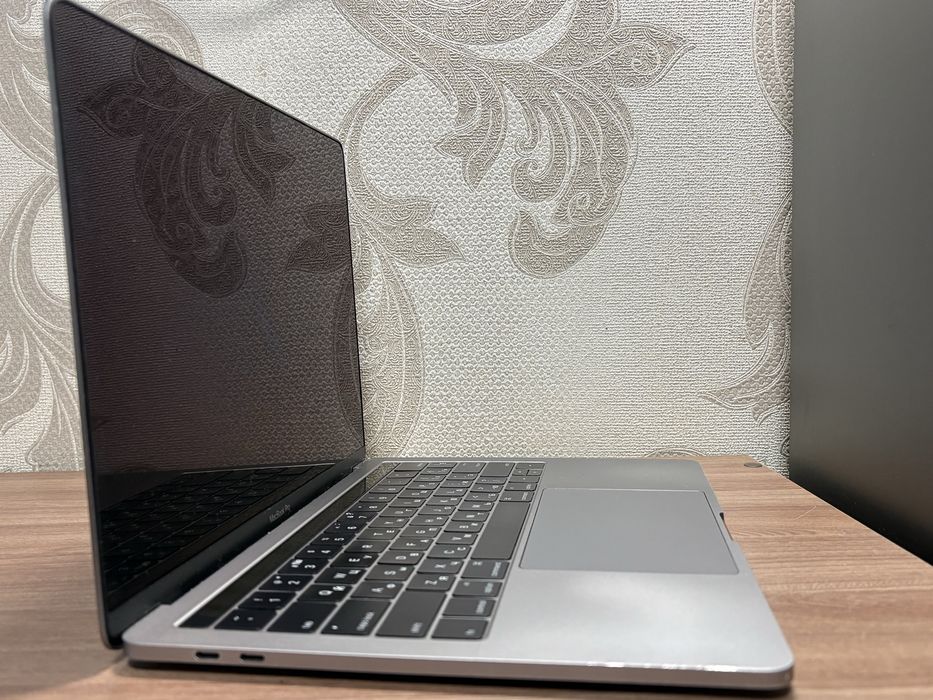 Apple MacBook Pro 13 touchbar 82% retina 8/256 a1706 core i5 ноутбук