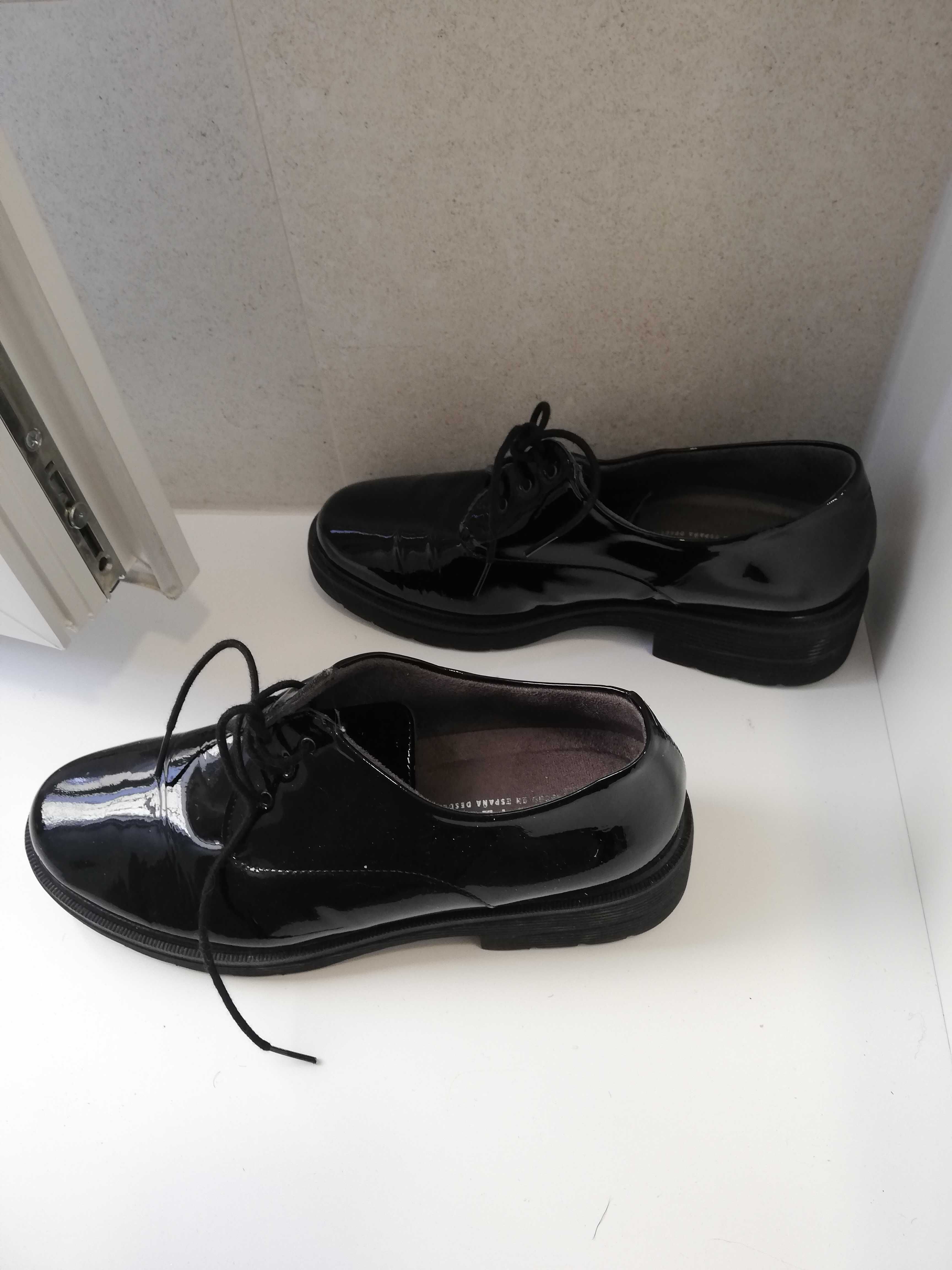 Sapatos pretos, 39, pele. Muito pouco uso.