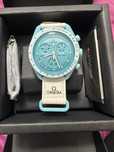 Moonswatch Uranus SO33L100 – Omega x Swatch Awangarda Kosmosu