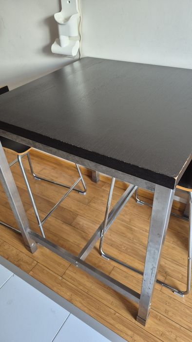 Mesa alta com duas cadeiras