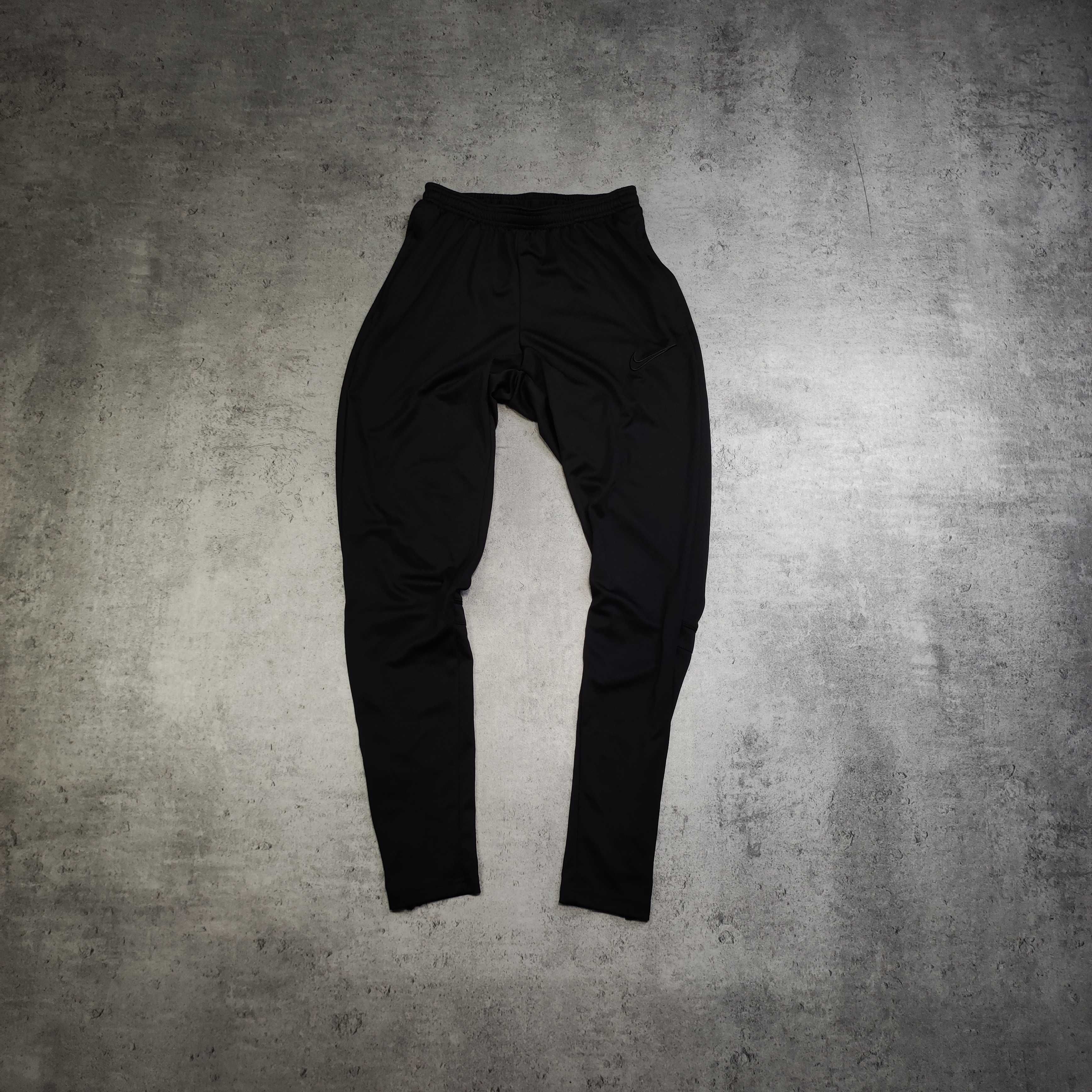 MĘSKIE Dresy Sportowe Nike czarne Haft Logo Slim Trening Dri-Fit GYM