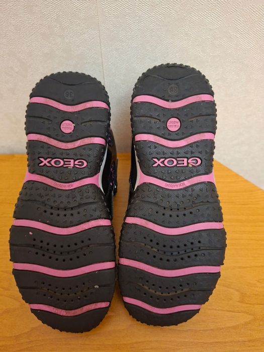 Продам підліткове взуття Geox (б/в)