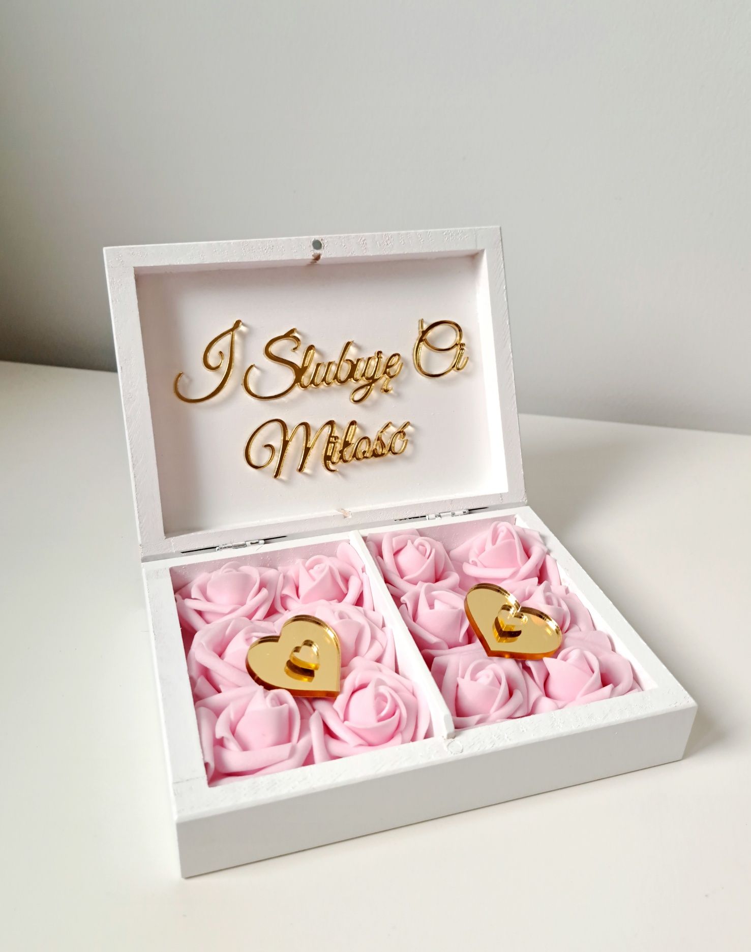 Białe pudełko na obrączki Lustrzane złote napisy wesele ślub