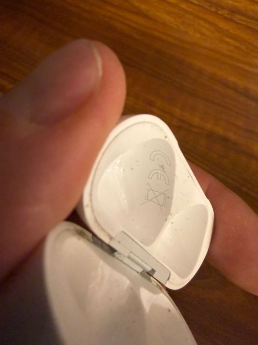 Кейс и левый наушник AirPods 4 (anc) с шумопоглащением