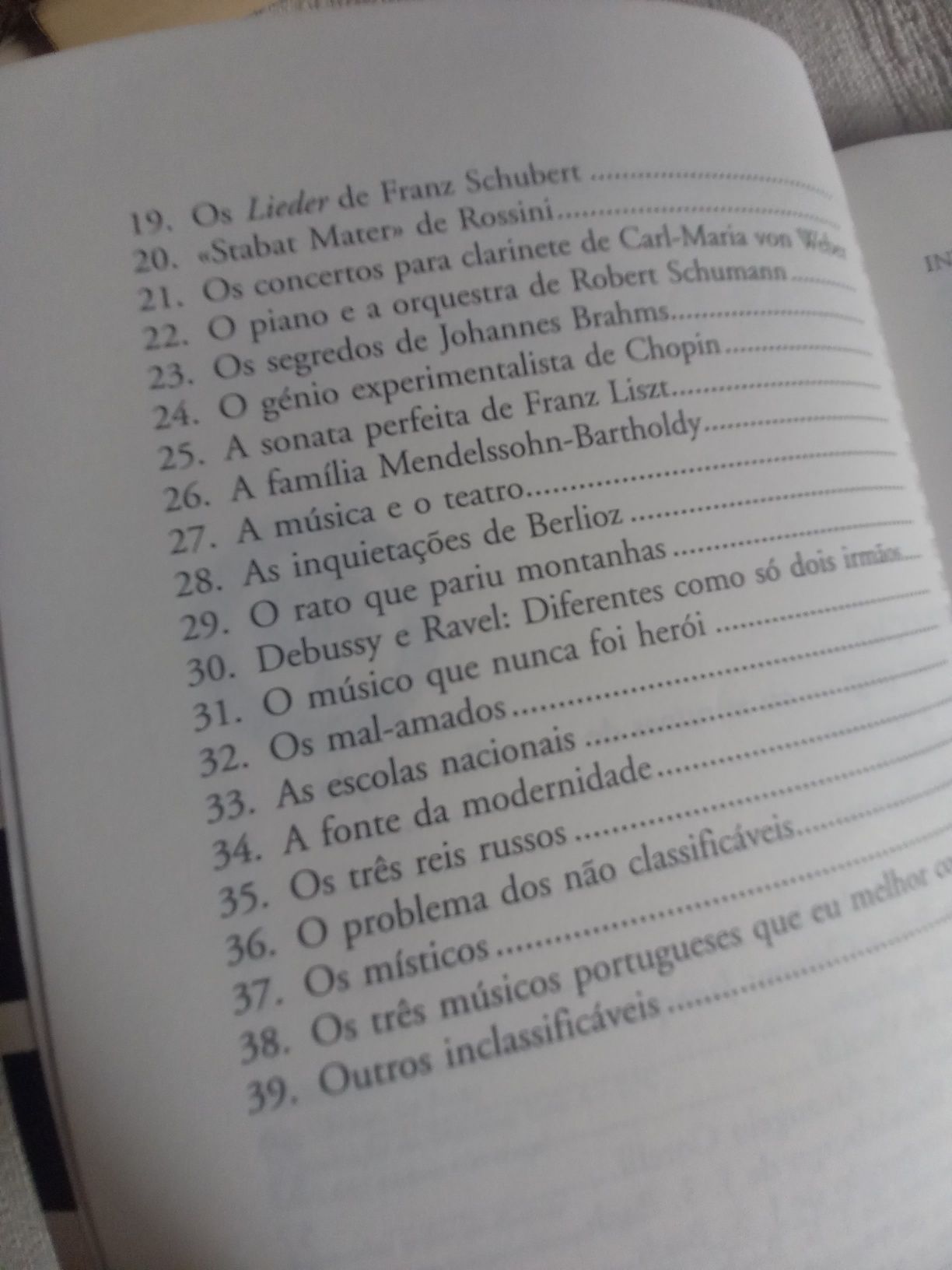 Livro do maestro António Victorino de Almeida