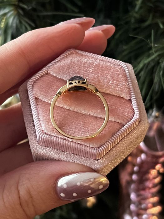 Pozłacany pierścionek ze srebra 925 z granatowym kamieniem labradoryt