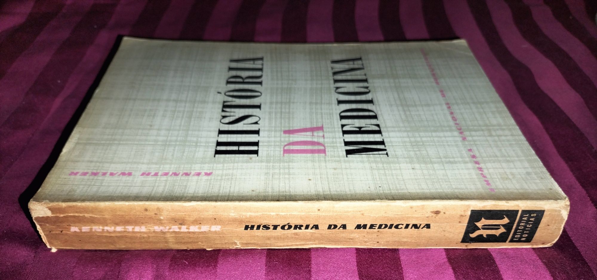 Livro Antigo "História da Medicina"