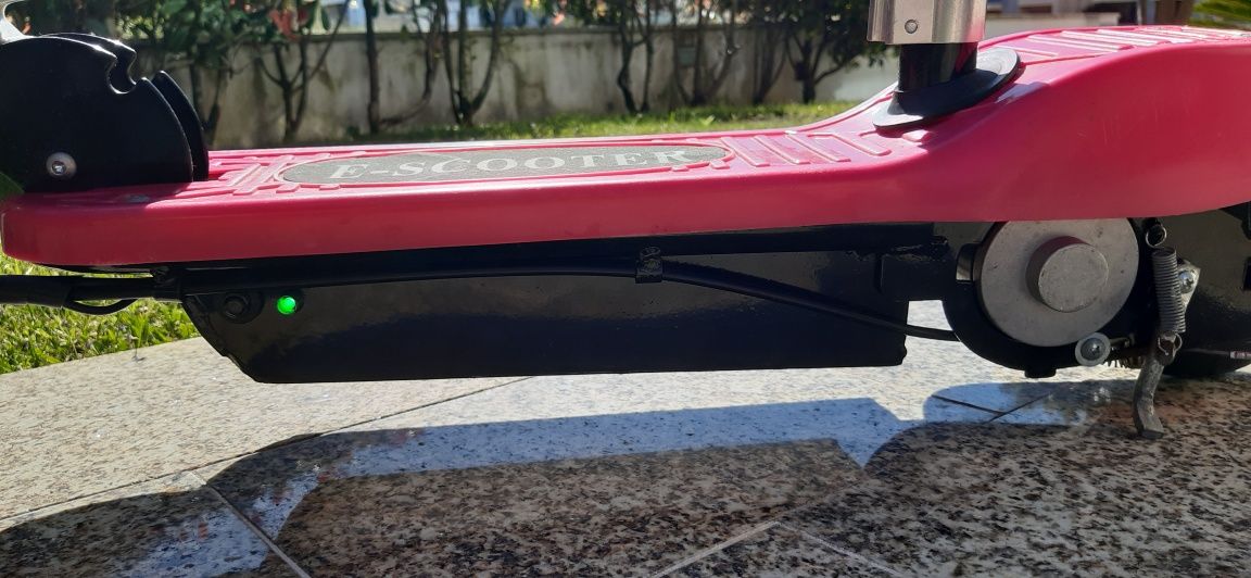 Trotinete eléctrica de criança