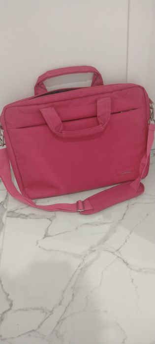 Pojemna różowa torba na laptopa z paskiem