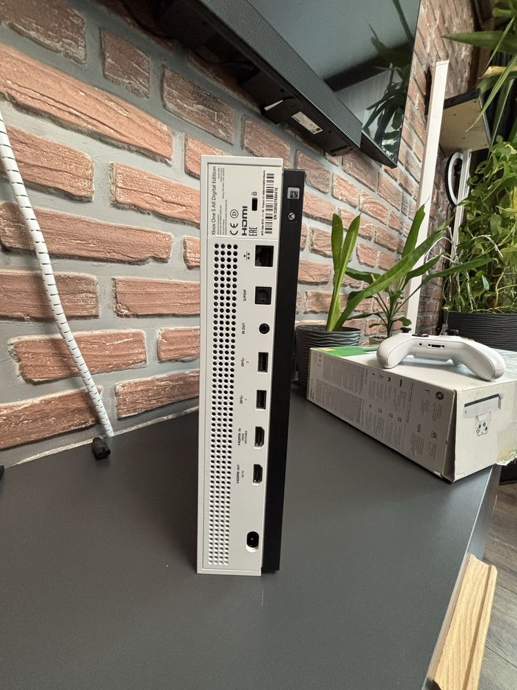 Продам Xbox one S 1 tb и геймпады отдельно