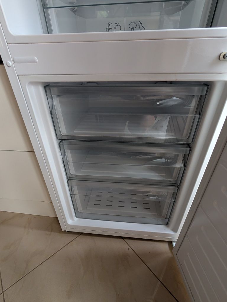 Biała lodówka Sharp