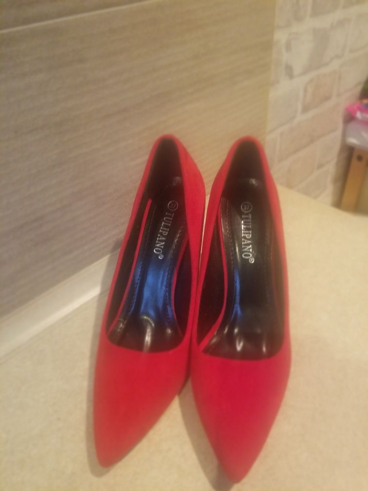 Buty na obcasie 37r.