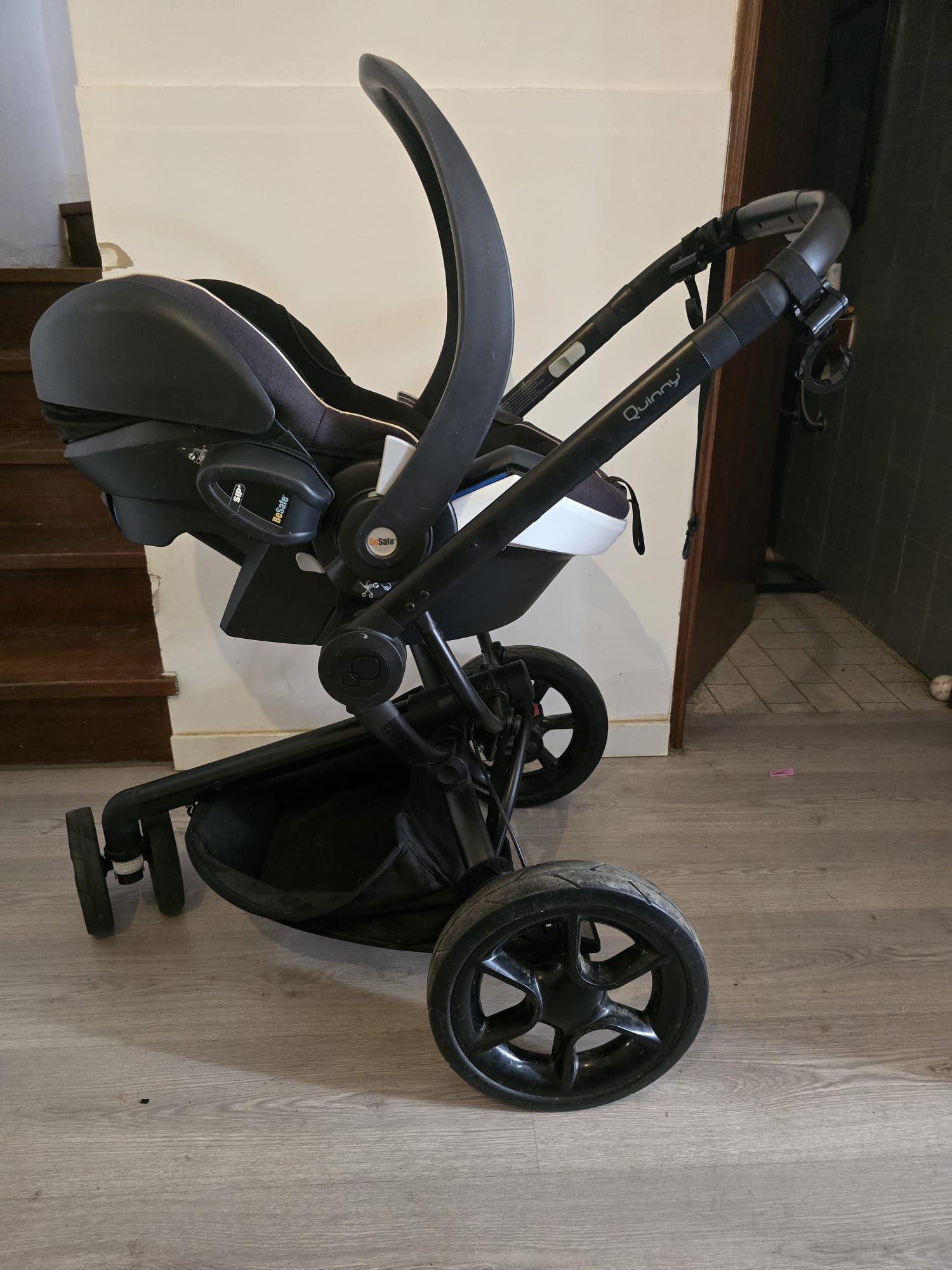 Carrinho Quinny Moodd + Ovo BeSafe iZi Go Modular + Base Isofix — Pack