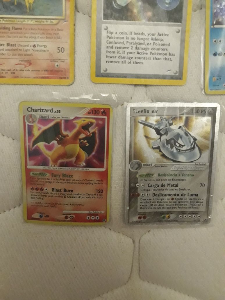 21 cartas pokemon com holo, charizard, eevolutions