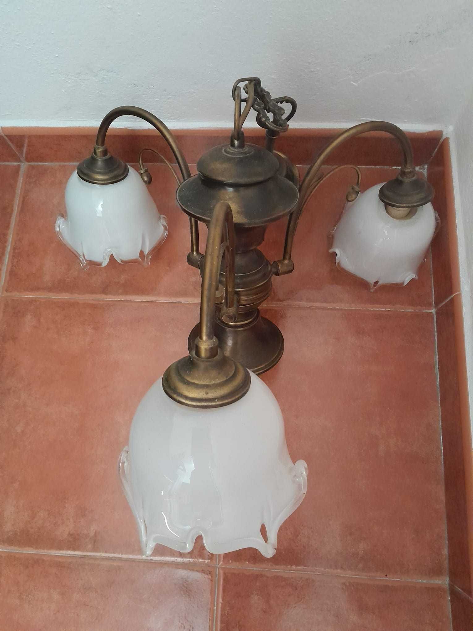 Gracioso Candeeiro de Sala  c/ 3 Túlipas